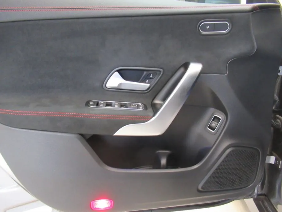 mercedes-benz cla 200 d amg line - slika 7