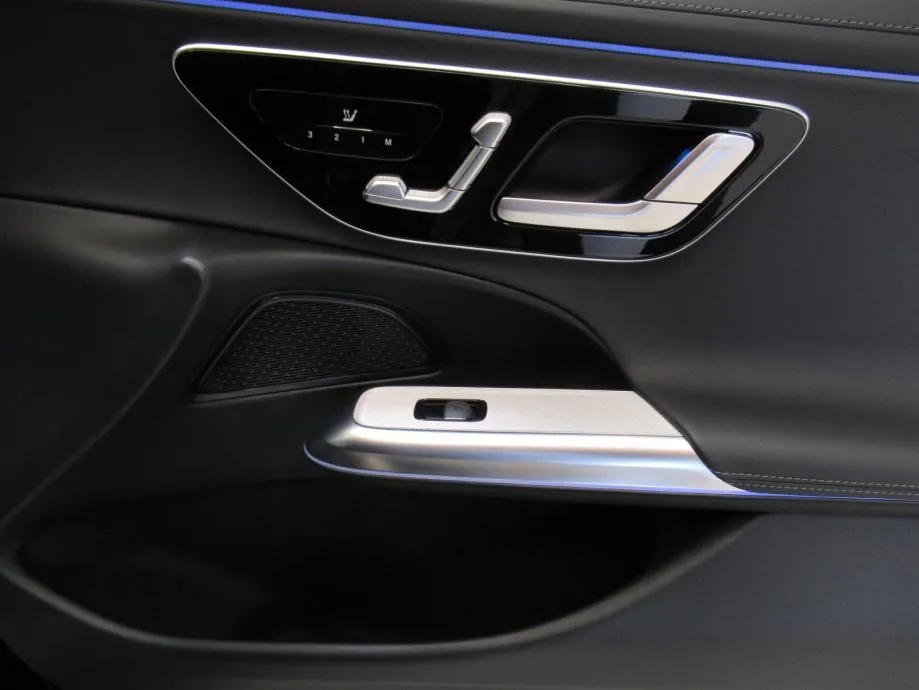 mercedes-benz e 220 d amg line/digital/memory/distronic/night/360° - slika 11