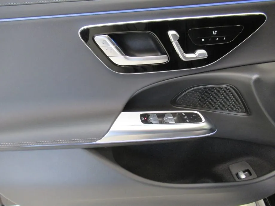 mercedes-benz e 220 d amg line/digital/memory/distronic/night/360° - slika 17