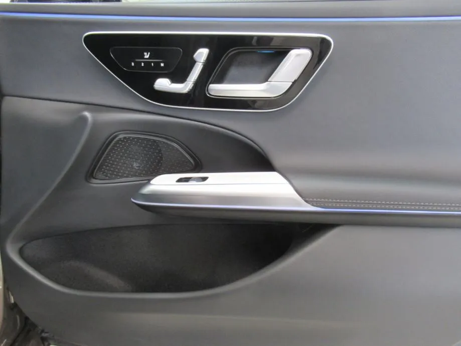 mercedes-benz e 300 e amg line/digital/distronic/memory/night/360°/20" - slika 11