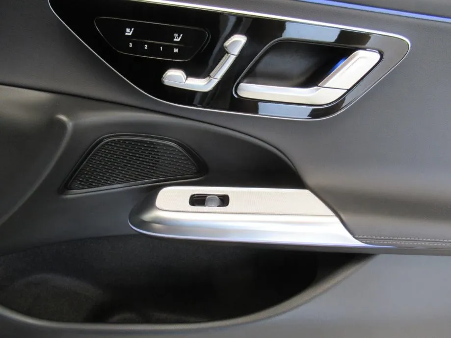 mercedes-benz e-klasa 220 d 4matic amg line - slika 11