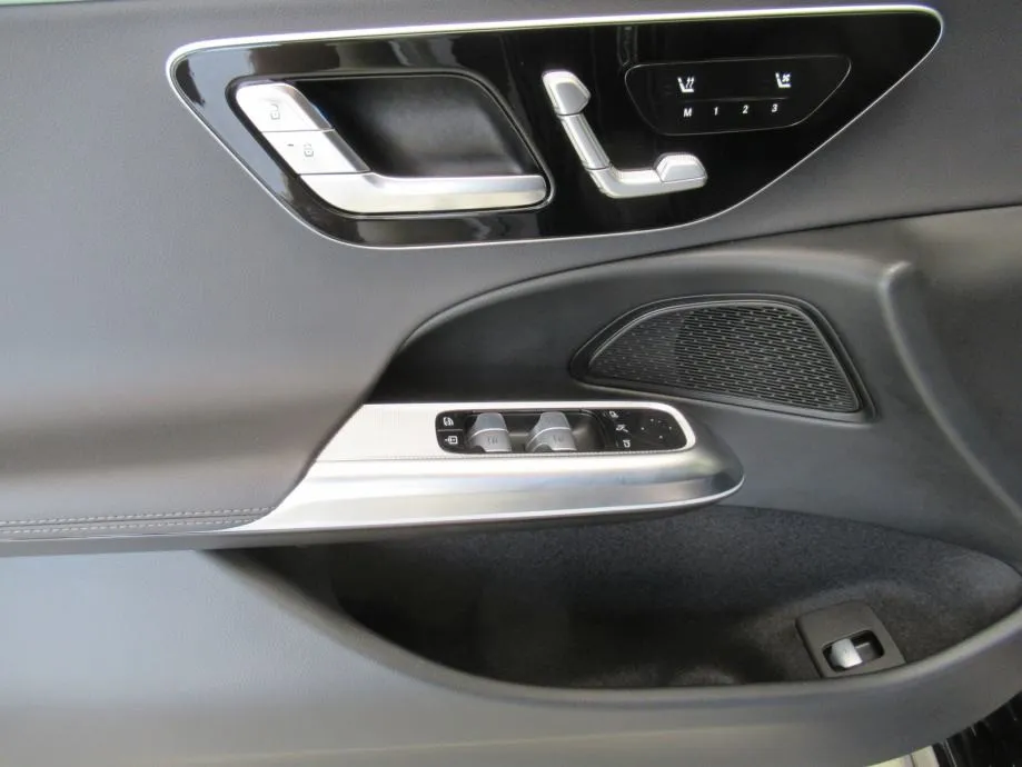 mercedes-benz e-klasa 220 d 4matic amg line - slika 17