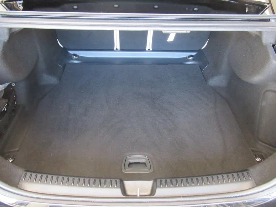mercedes-benz e 220 d amg line/digital/memory/distronic/kamera 360° - slika 17