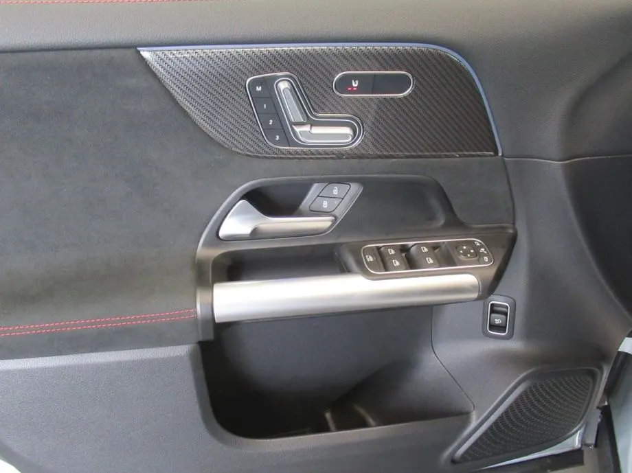 mercedes-benz gla 200 d amg line/night/memory/multibeam led/distronic - slika 8