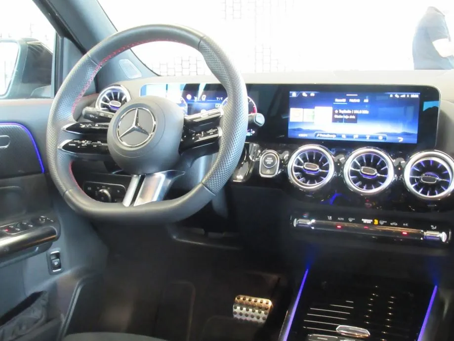 mercedes-benz gla 200 d amg line - slika 13