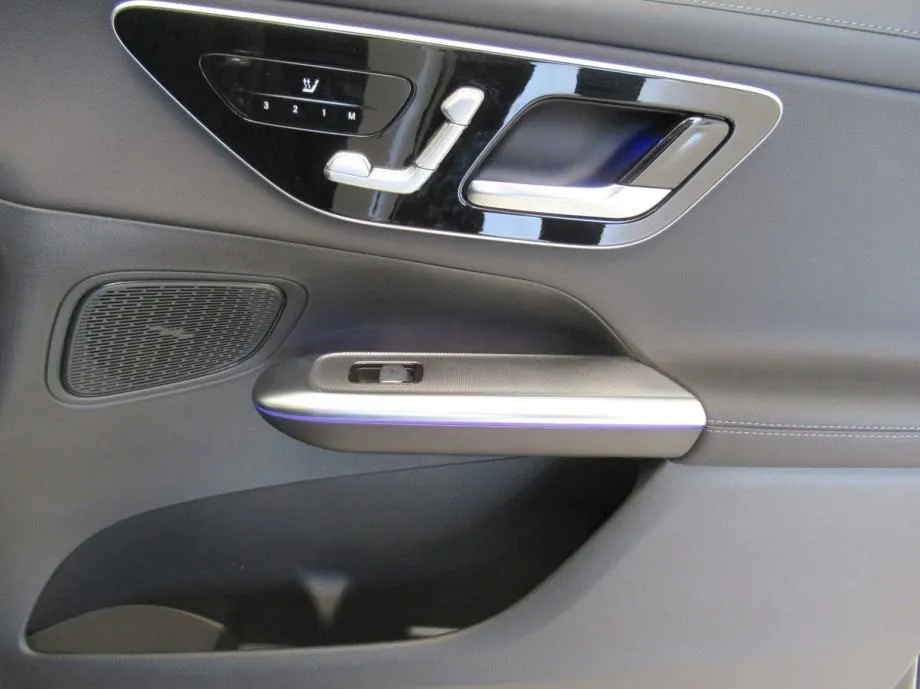 mercedes-benz glc 220 d 4m coupé amg/digital/pano/memory/360°/kuka/20" - slika 11