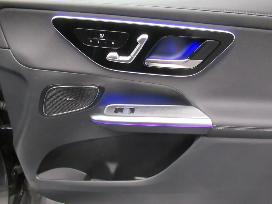mercedes-benz glc 300 de 4m amg line/digital/memo/kuka/night/360°/20" - slika 4