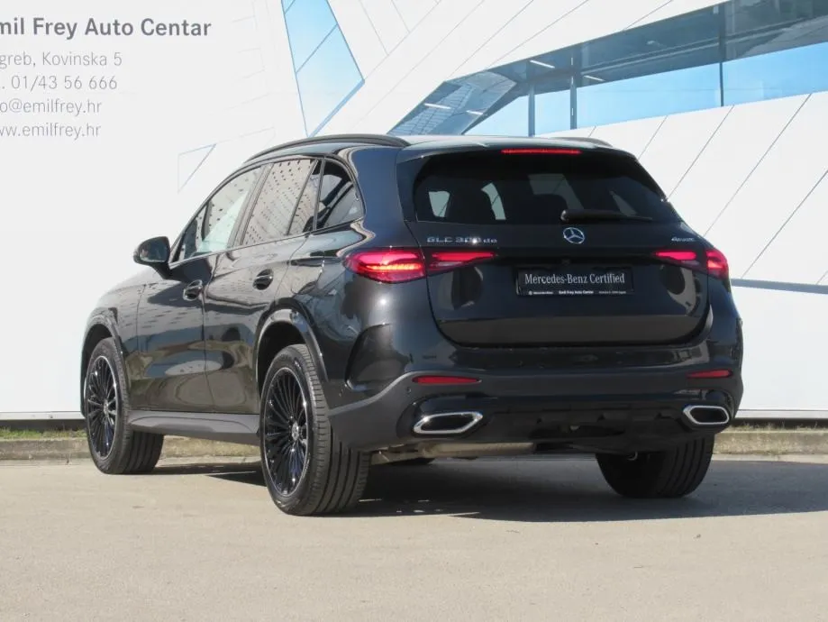 mercedes-benz glc 300 de 4m amg line/digital/memo/kuka/night/360°/20" - slika 13