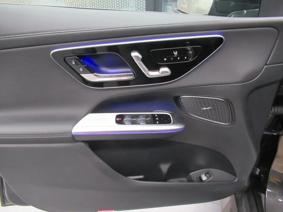 mercedes-benz glc 300 de 4m amg line/digital/memo/kuka/night/360°/20" - slika 8