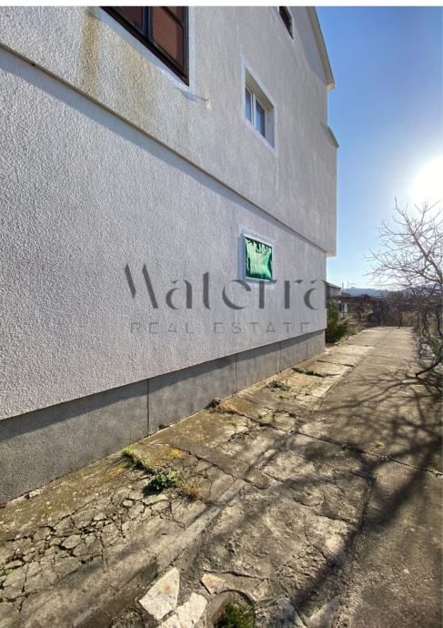 murter/betina, samostojeća kuća - 3 stana, centar mjesta, 100m od mora - slika 2