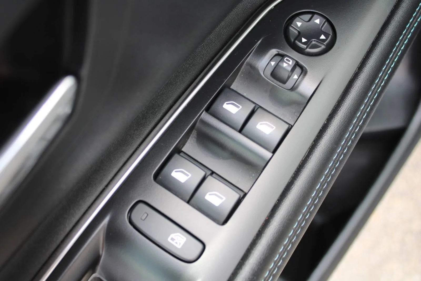 peugeot 3008 1.2 puretech allure *navigacija, led, kamera* - slika 14