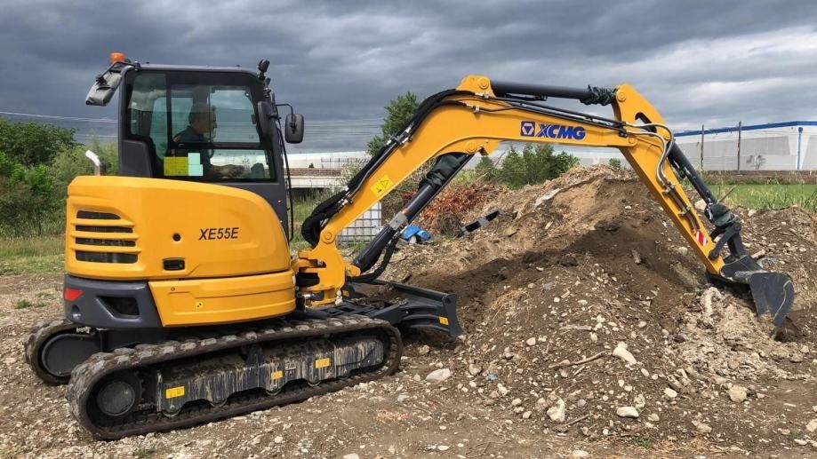 novi mini bager xcmg 5 t - slika 1