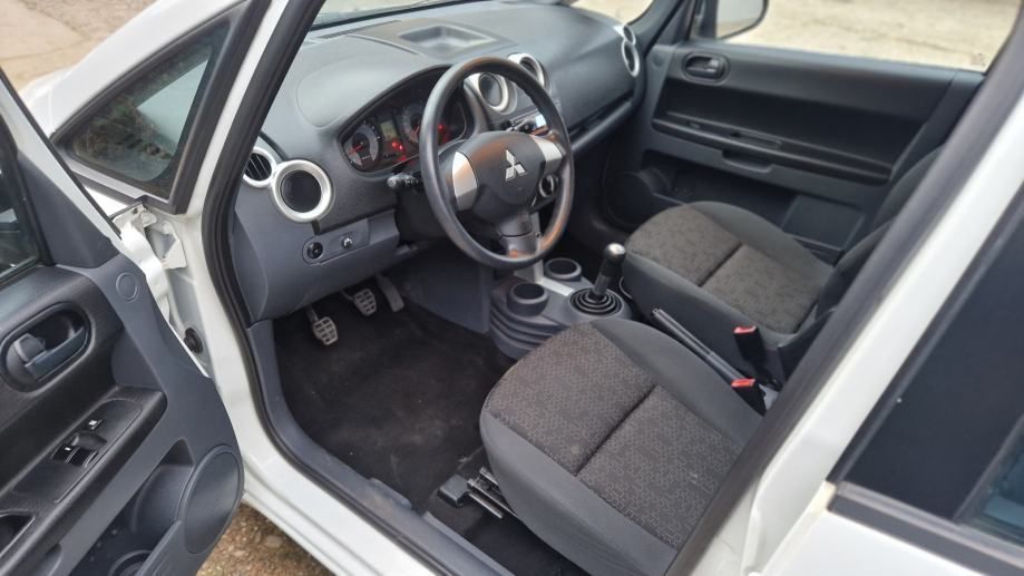 mitsubishi colt 1,3prilika samo 87 tkm pocinčan bez hrđe kartice 36 mj - slika 4