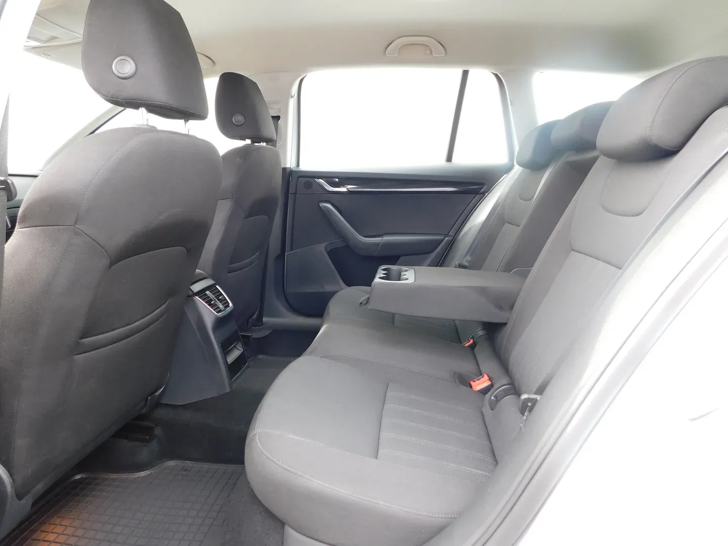 09852 škoda octavia combi style 1.6 tdi - slika 10