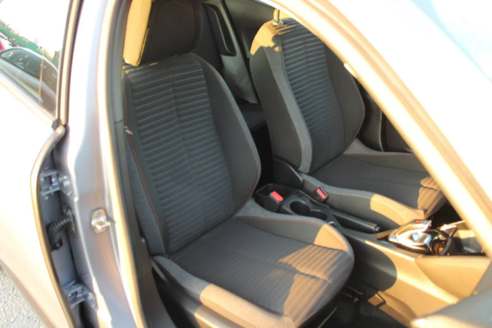 peugeot 2008 1.2 puretech automatik *led, navigacija* - slika 11