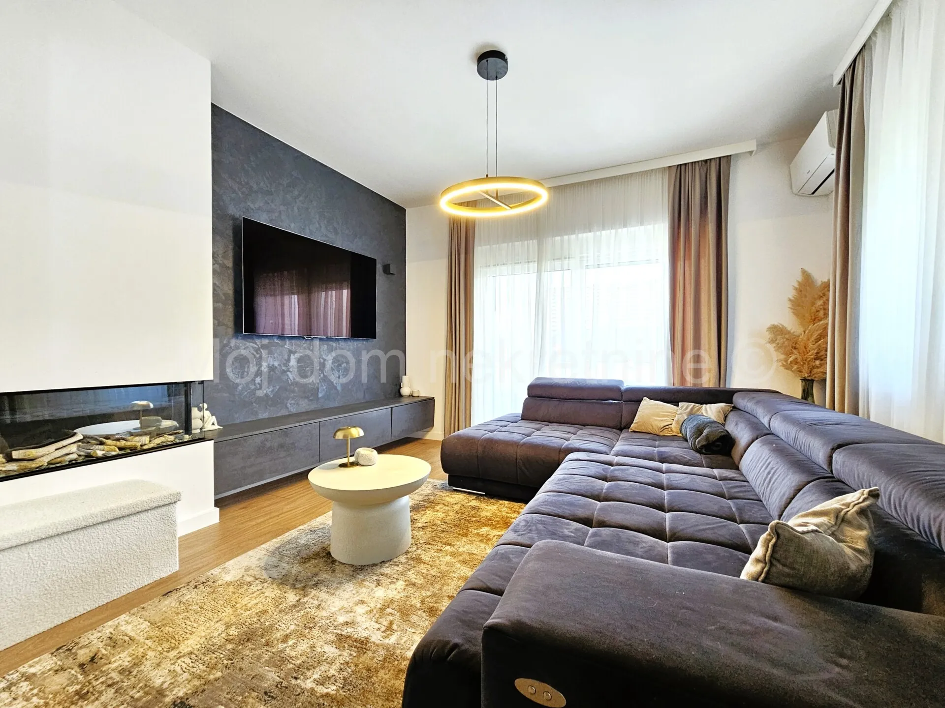 Kobilić, novouređena kuća s bazenom - GBP 255m2 na parceli od 2333m2 - Kobilići, Velika Gorica - Okolica