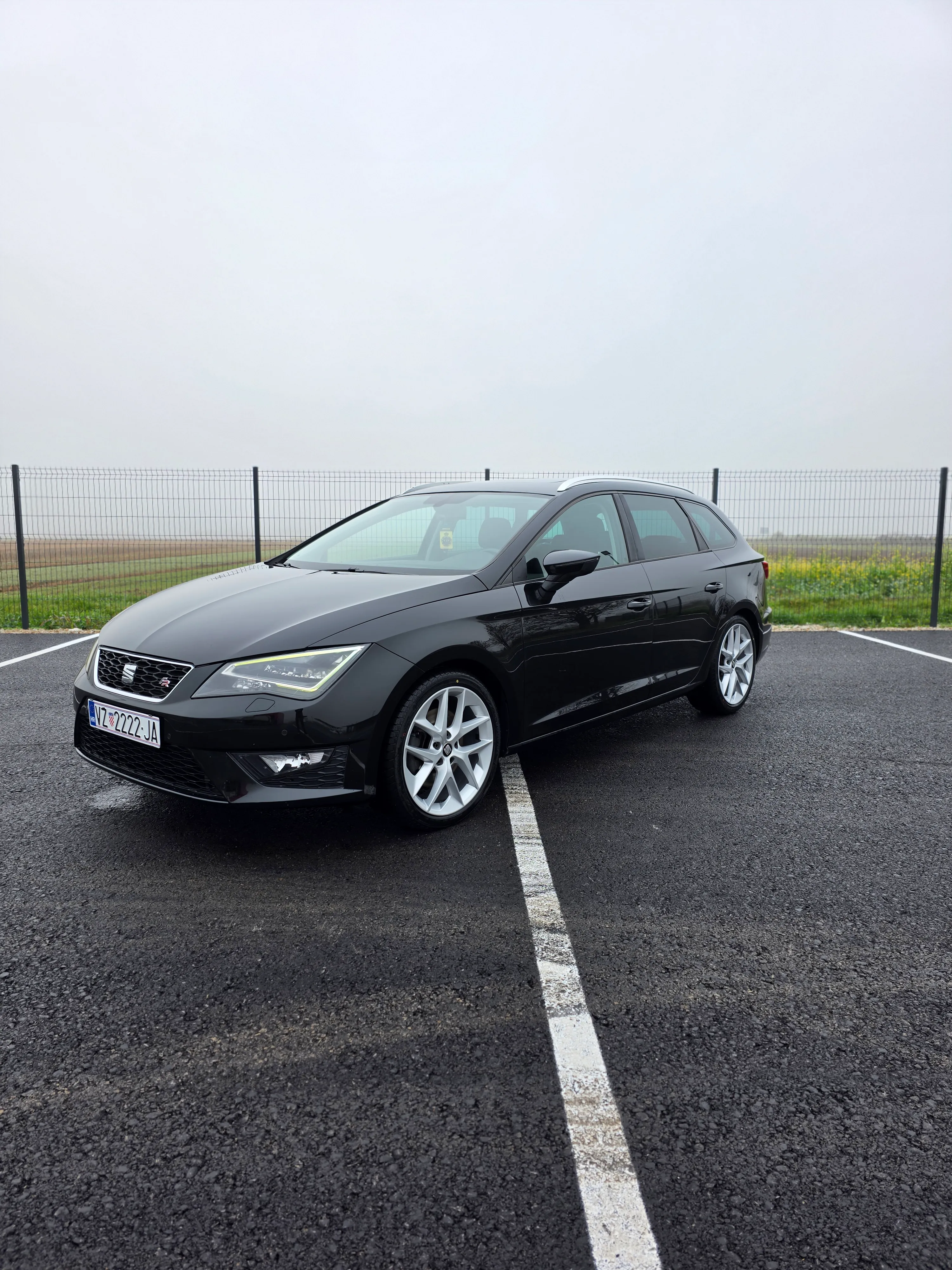 seat leon fr 2.0tdi/dsg/135kw/pano/navi/top stanje - slika 4
