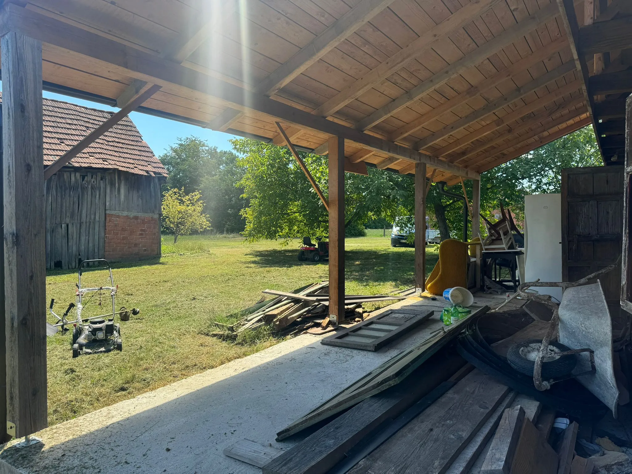 kuća drvena sa 2000m2 okućnice - slika 5