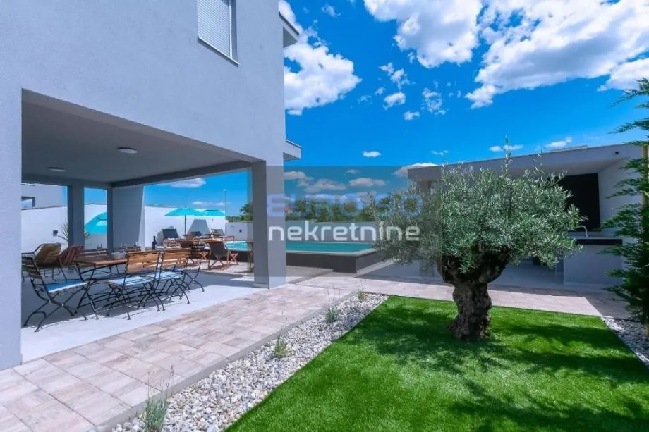 murvica-nova moderna i potpuno namještena vila s bazenom,mir,komfor !! - slika 3