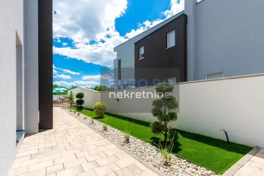 murvica-nova moderna i potpuno namještena vila s bazenom,mir,komfor !! - slika 14