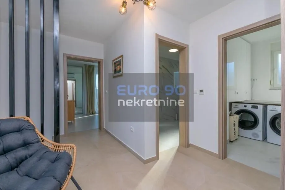 murvica-nova moderna i potpuno namještena vila s bazenom,mir,komfor !! - slika 15
