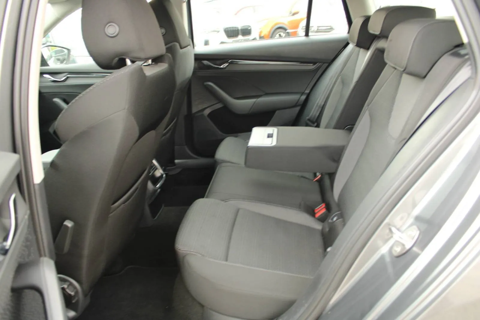 škoda octavia combi 2.0 tdi *led, navigacija, kamera* - slika 17