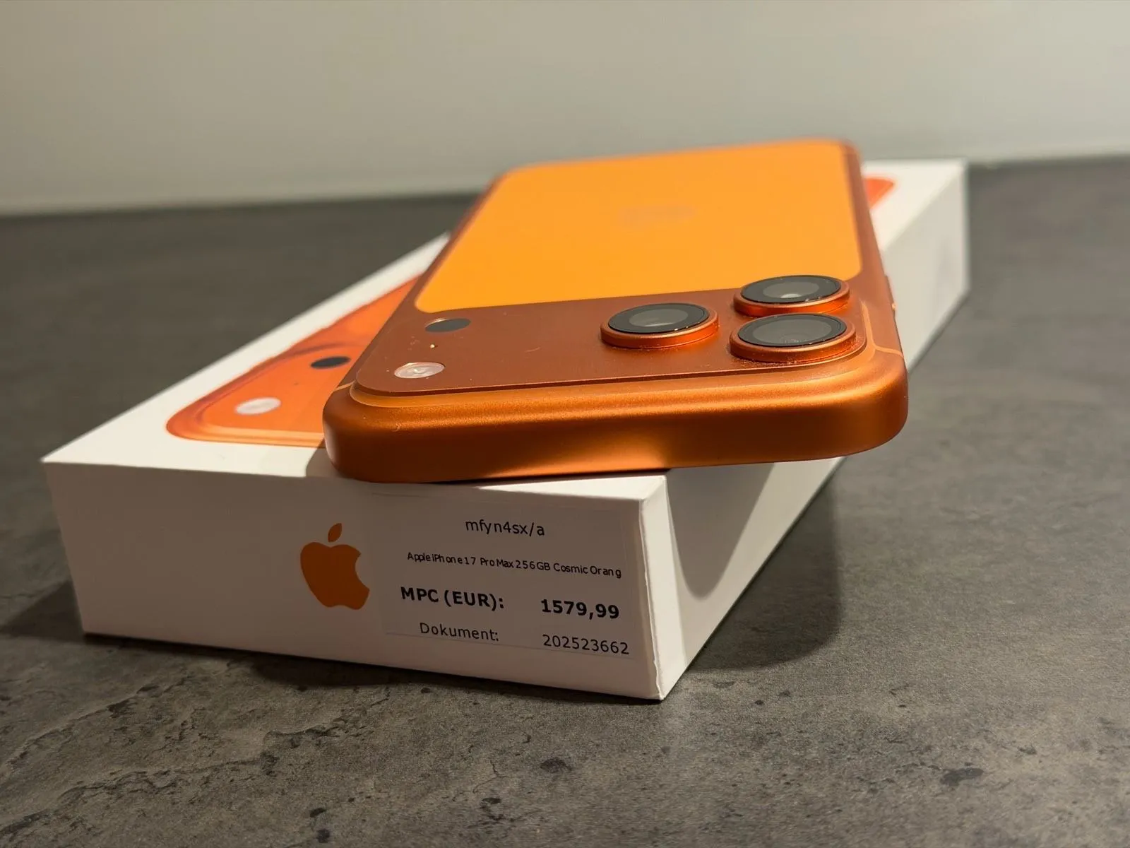 iphone 17 pro max od 512gb memorije u narančastoj boji. - slika 6
