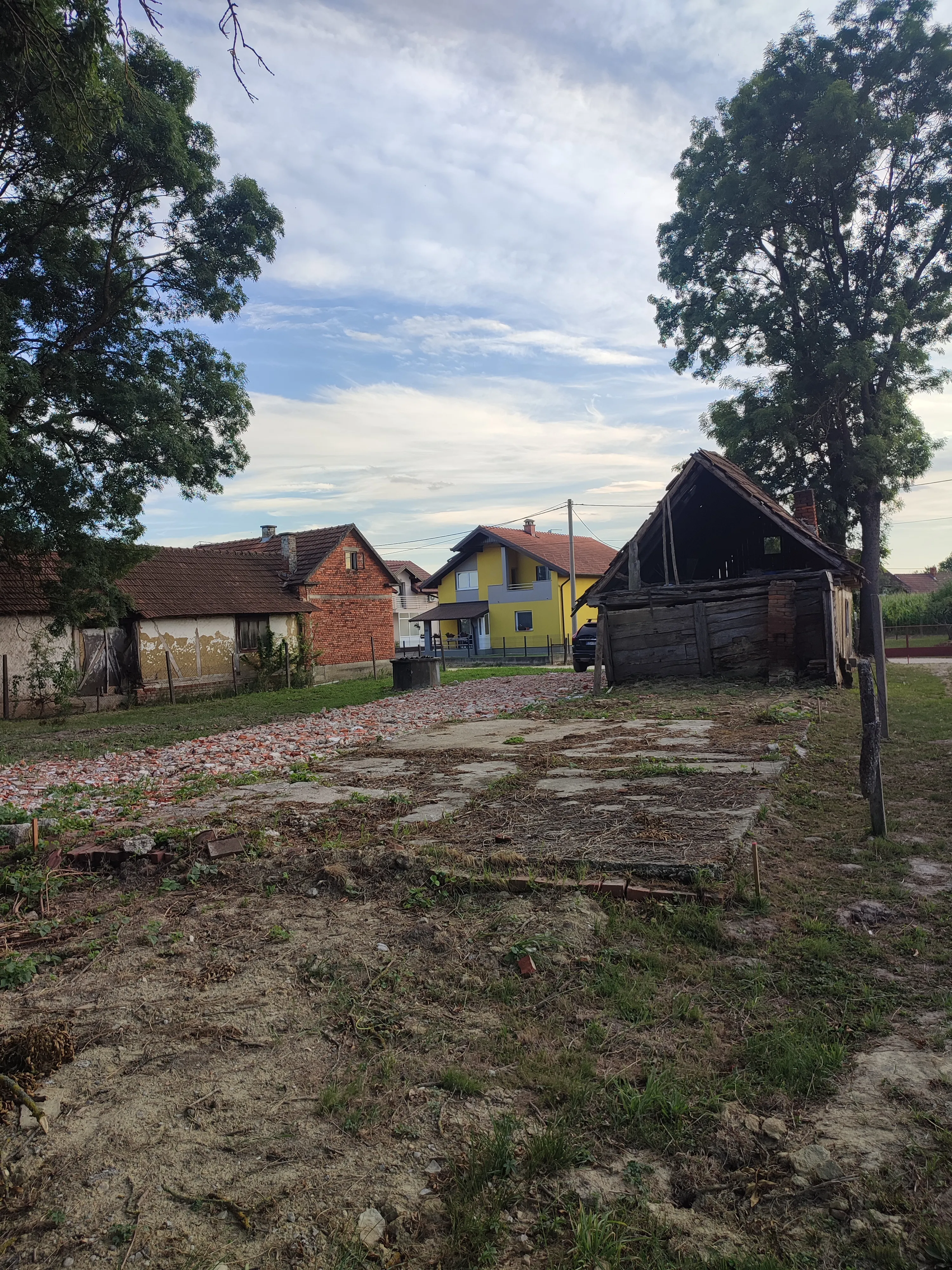 gradevinsko zemljiste 755m2 sa starom kucom - slika 7