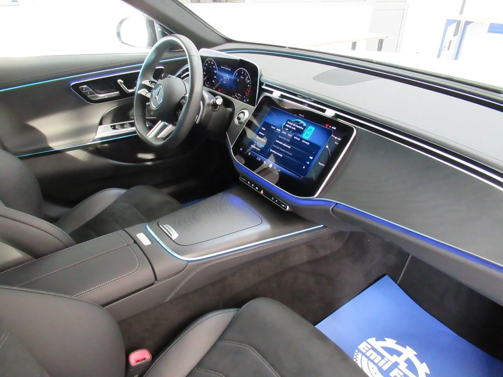 mercedes-benz e-klasa 300 de amg line/night/360°/digital/burmester/dc - slika 11