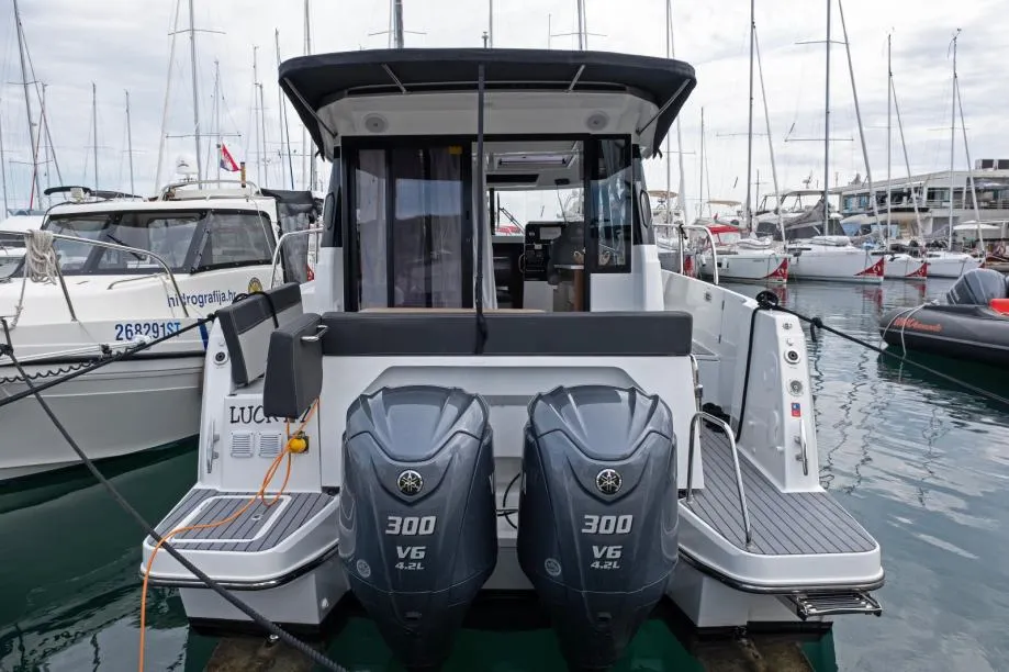 jeanneau merry fisher 1095 u dobrom stanju 2 x yamaha 300 ks - slika 4