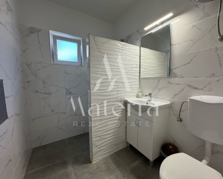 novouređena kuća sa 6 apartmana, plaža 350m (prodaja) - slika 8