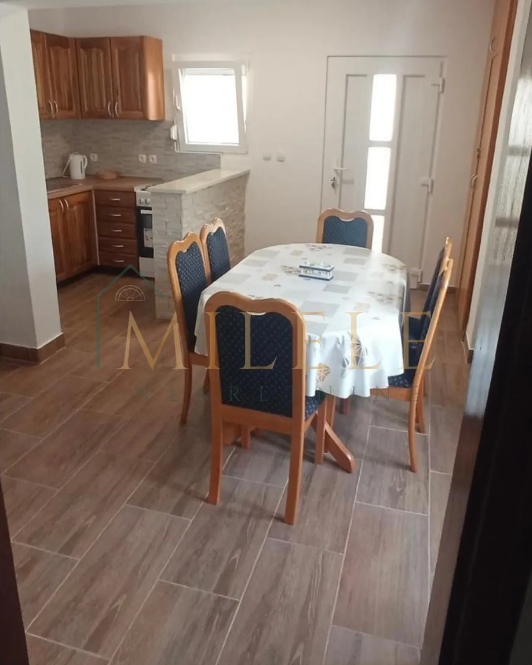 kuća s tri apartmana na prodaju - slika 2