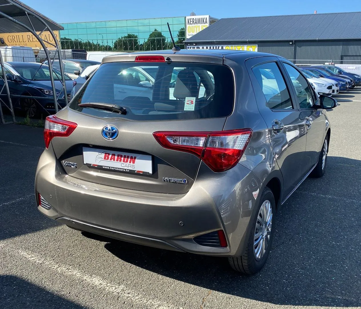 toyota yaris hybrid , 2 godine jamstva,registriran,nove gume - slika 5