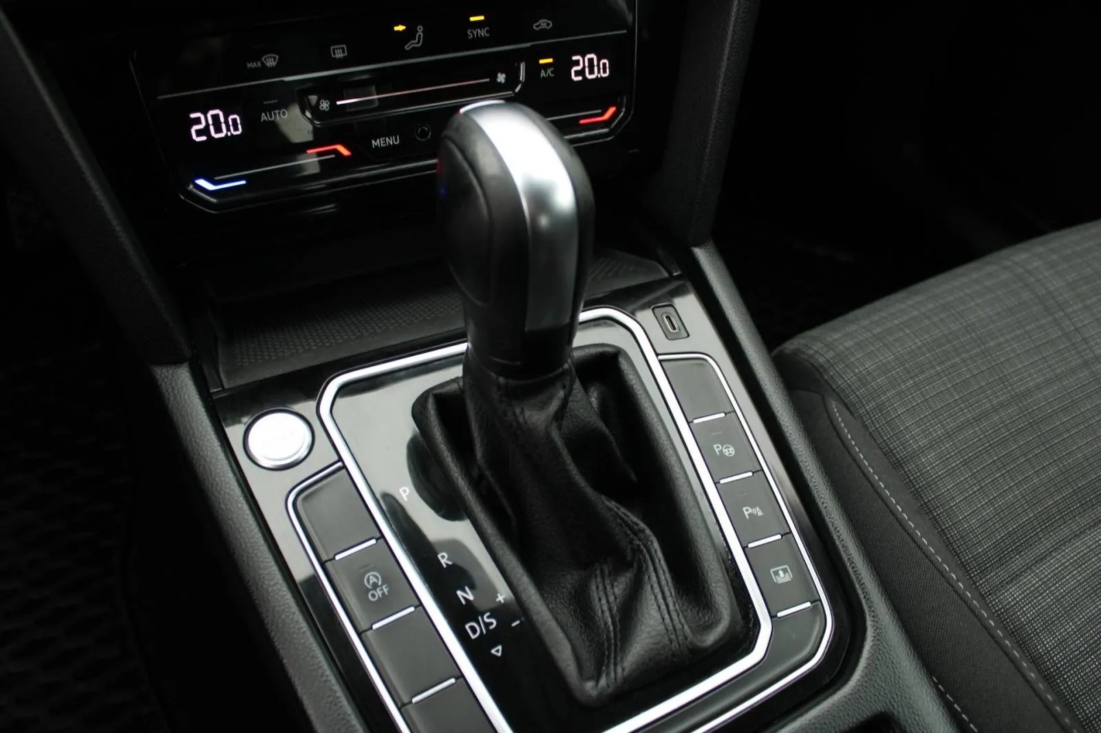 vw passat 2.0 tdi dsg *led, navigacija, kamera* - slika 11