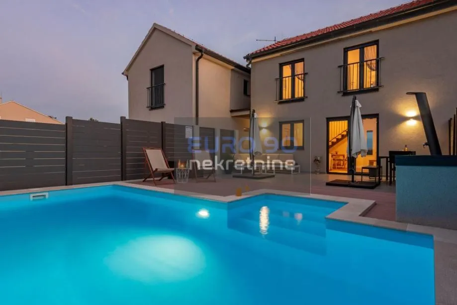 nin-namješten dvoetažan stan 84 m2, sa bazenom i pogledom na more!!! - slika 9