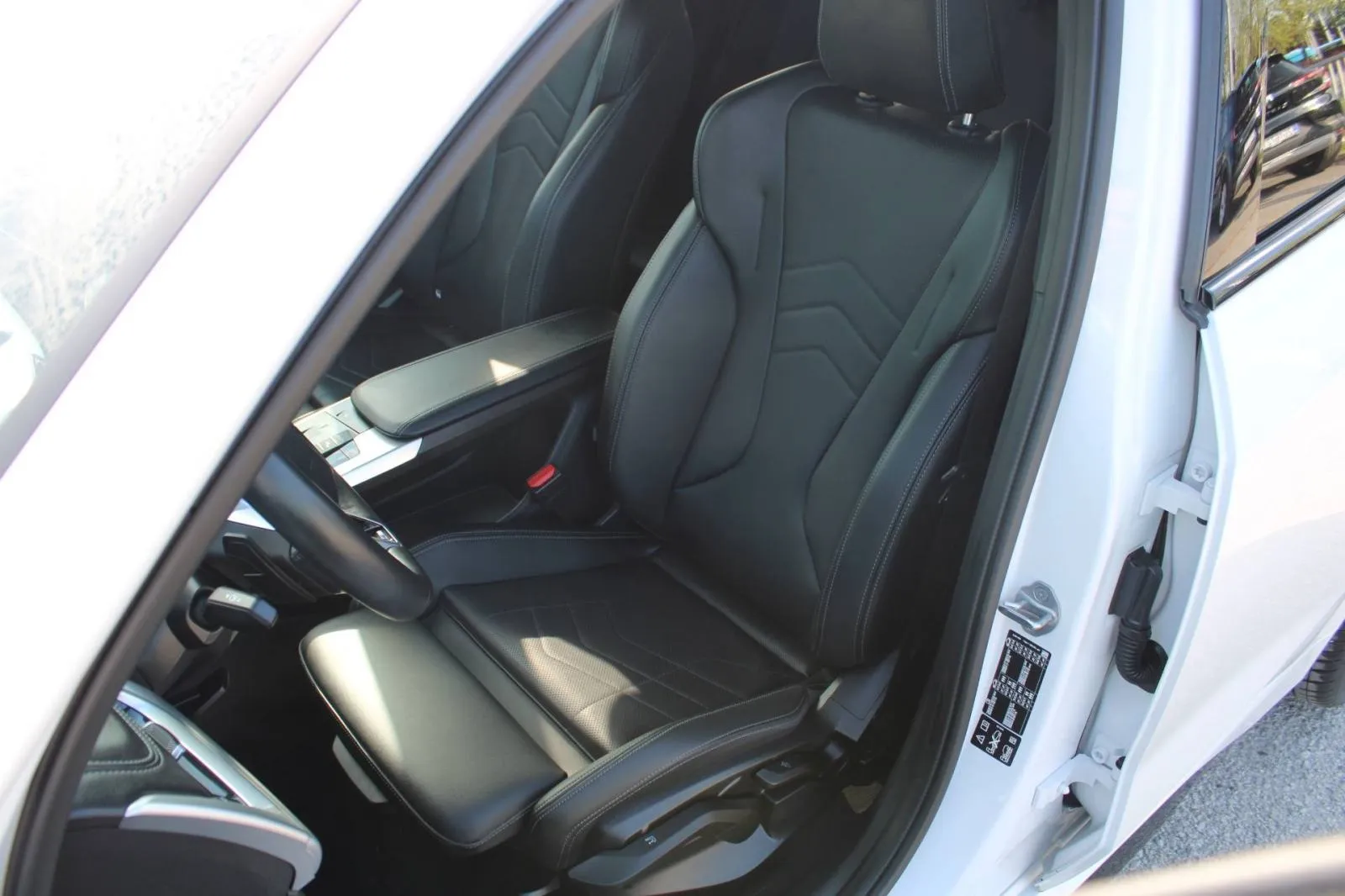 bmw x1 20d xdrive automatik m-paket *led, navigacija, kamera* - slika 11