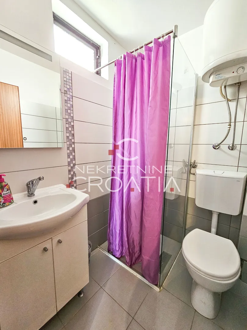 prizna: 1. red do mora, 3 apartmana! - slika 24