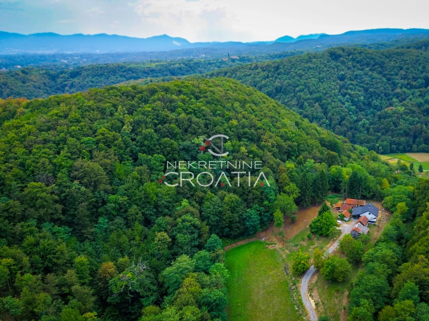 novouređena kuća i 28.398 m2 zemljišta! - slika 30