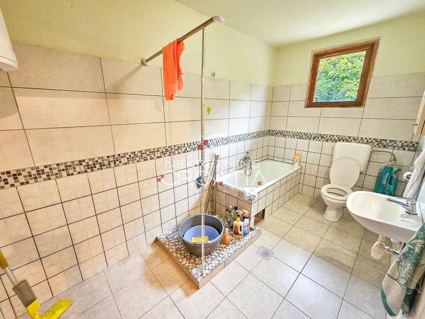 novouređena kuća i 28.398 m2 zemljišta! - slika 22