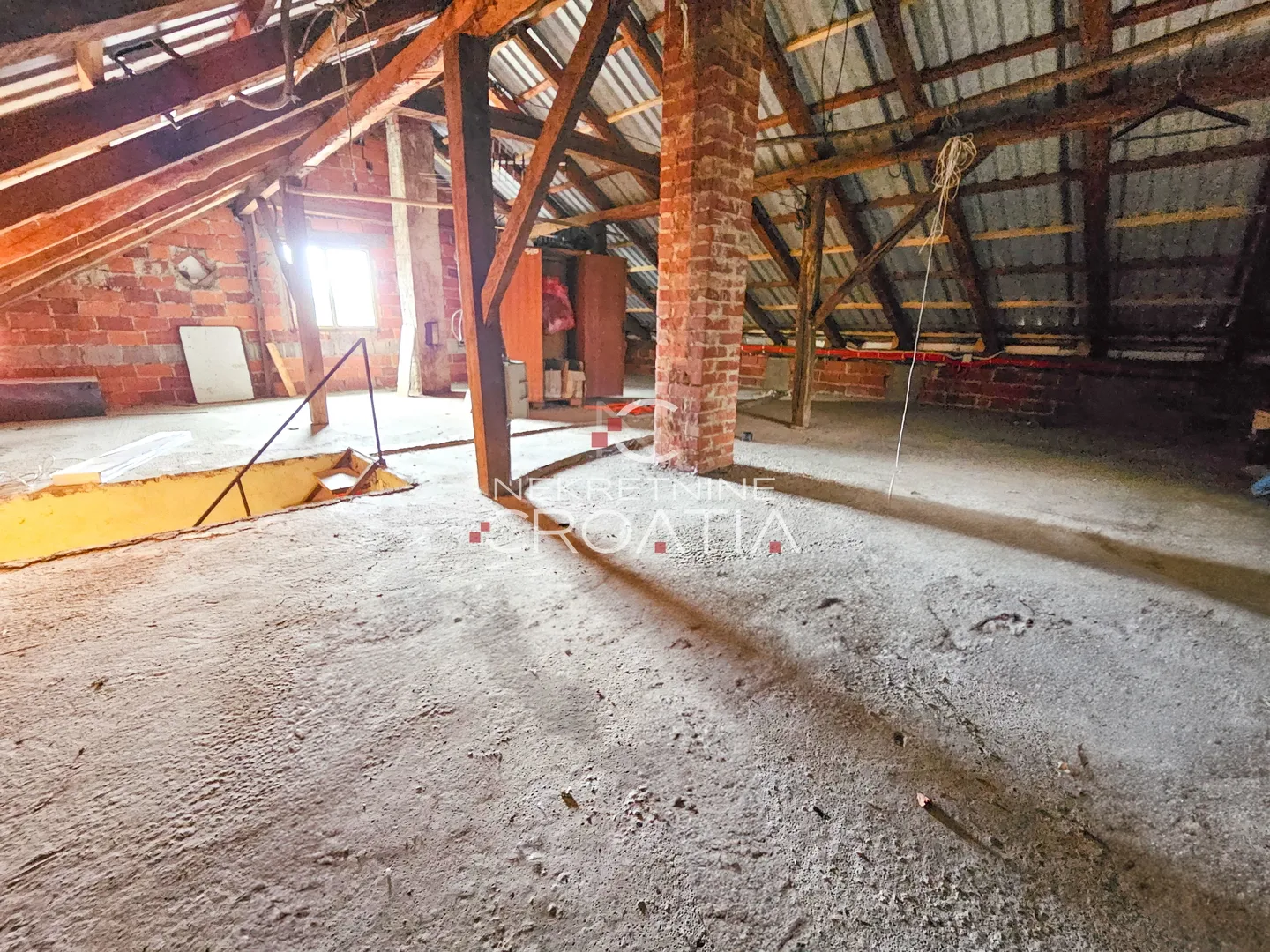 novouređena kuća i 28.398 m2 zemljišta! - slika 25