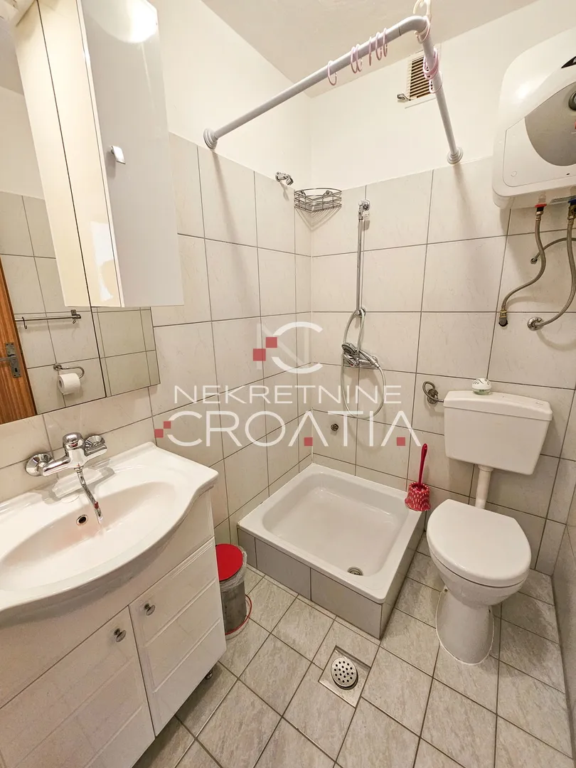 prizna: 1. red do mora, 3 apartmana! - slika 20