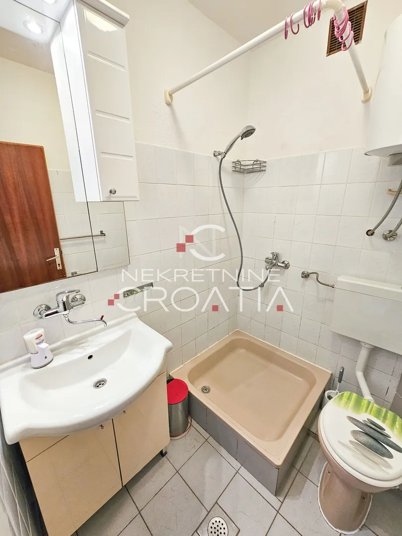 prizna: 1. red do mora, 3 apartmana! - slika 17