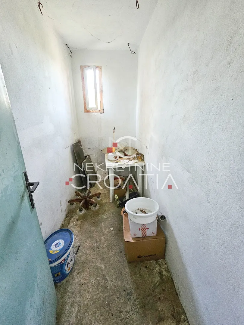 4,5 ha zemljišta + kuća - slika 24