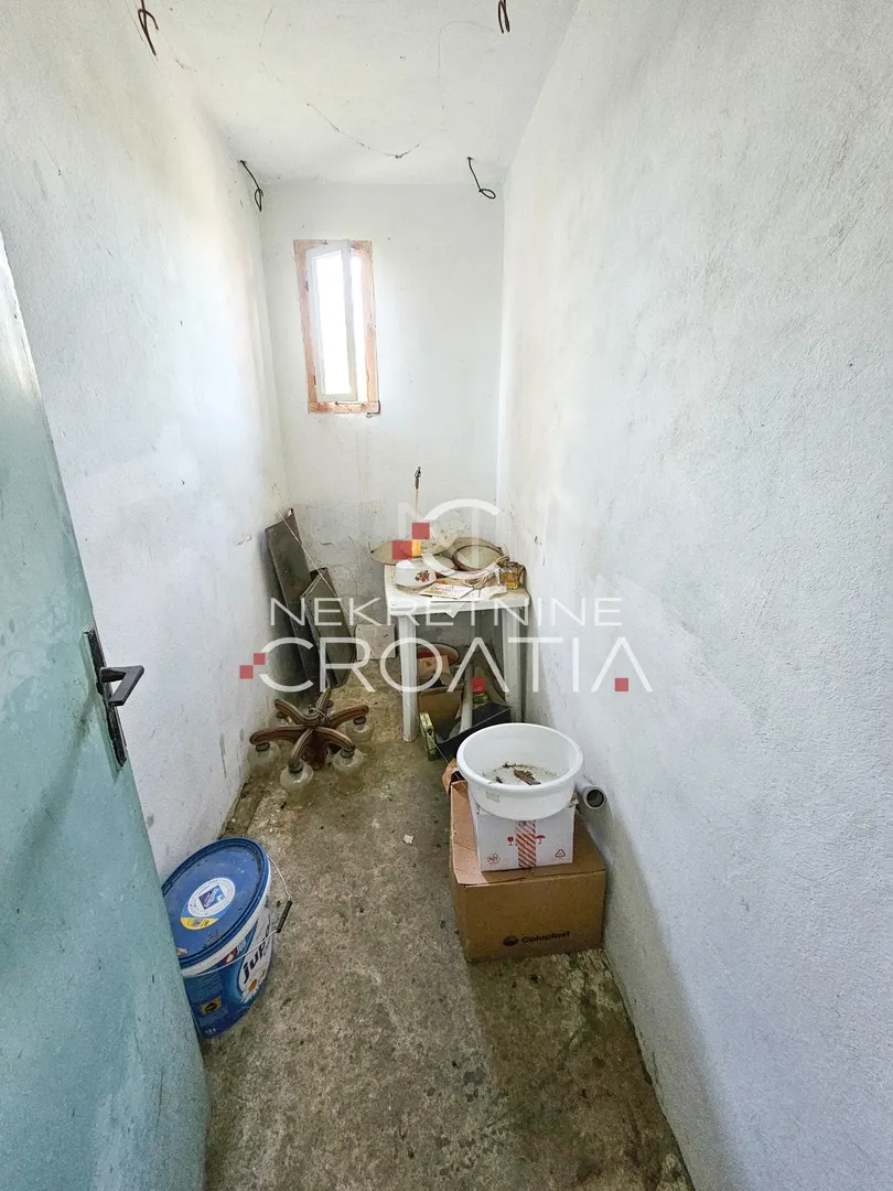 4,5 ha zemljišta + kuća - slika 24