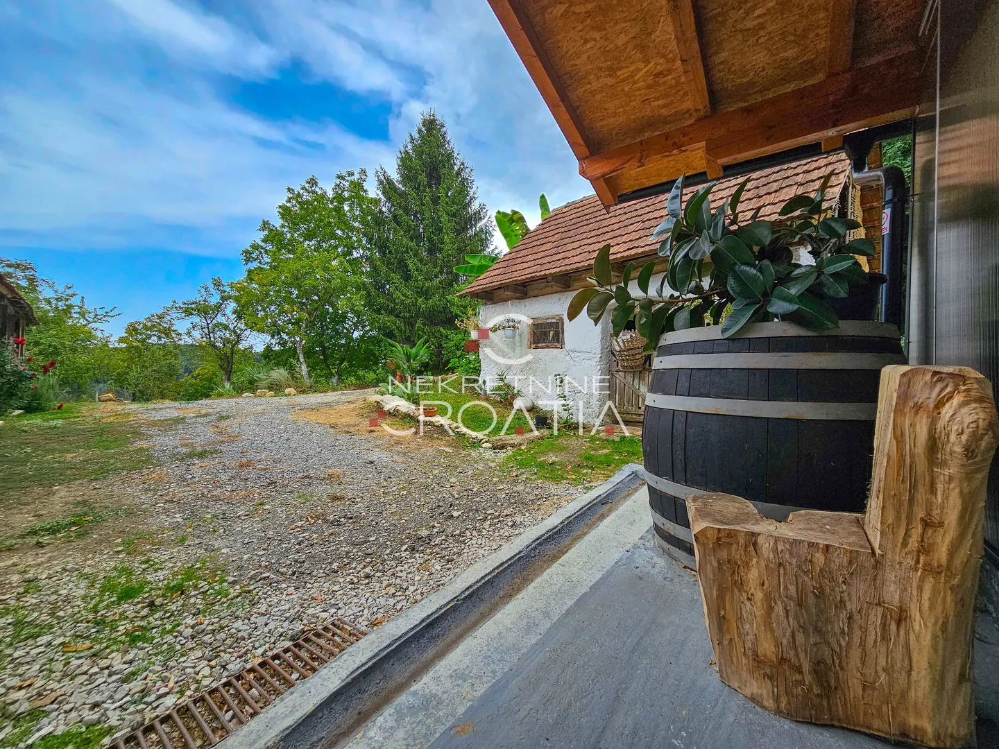 novouređena kuća i 28.398 m2 zemljišta! - slika 12