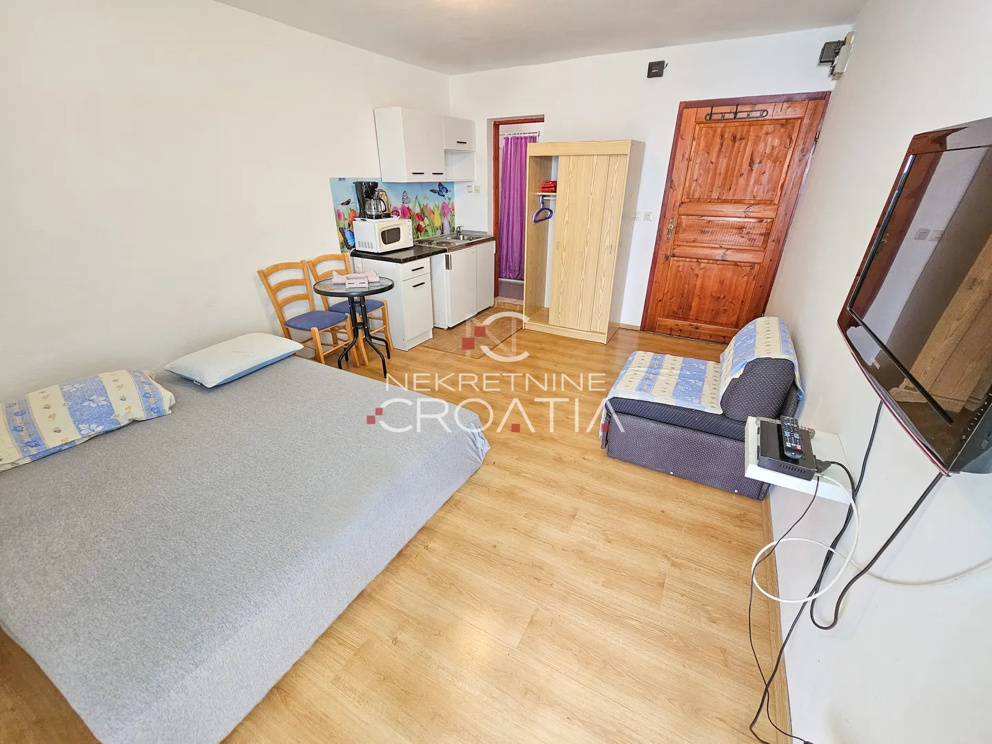 prizna: 1. red do mora, 3 apartmana! - slika 23
