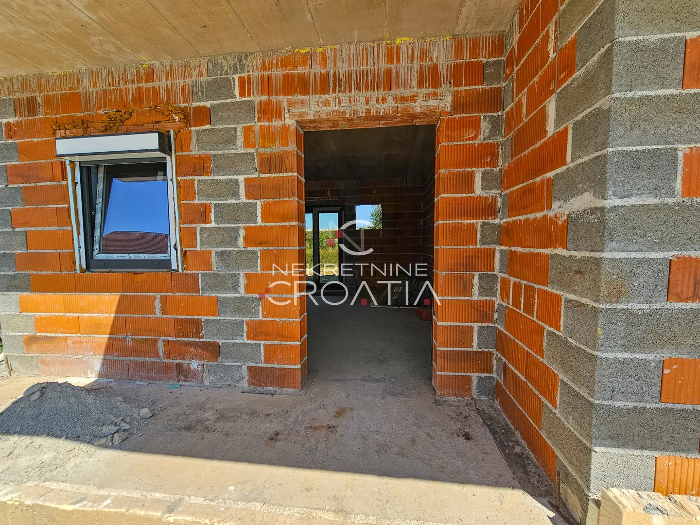 prilika, novogradnja, stan sa dvorištem - slika 12