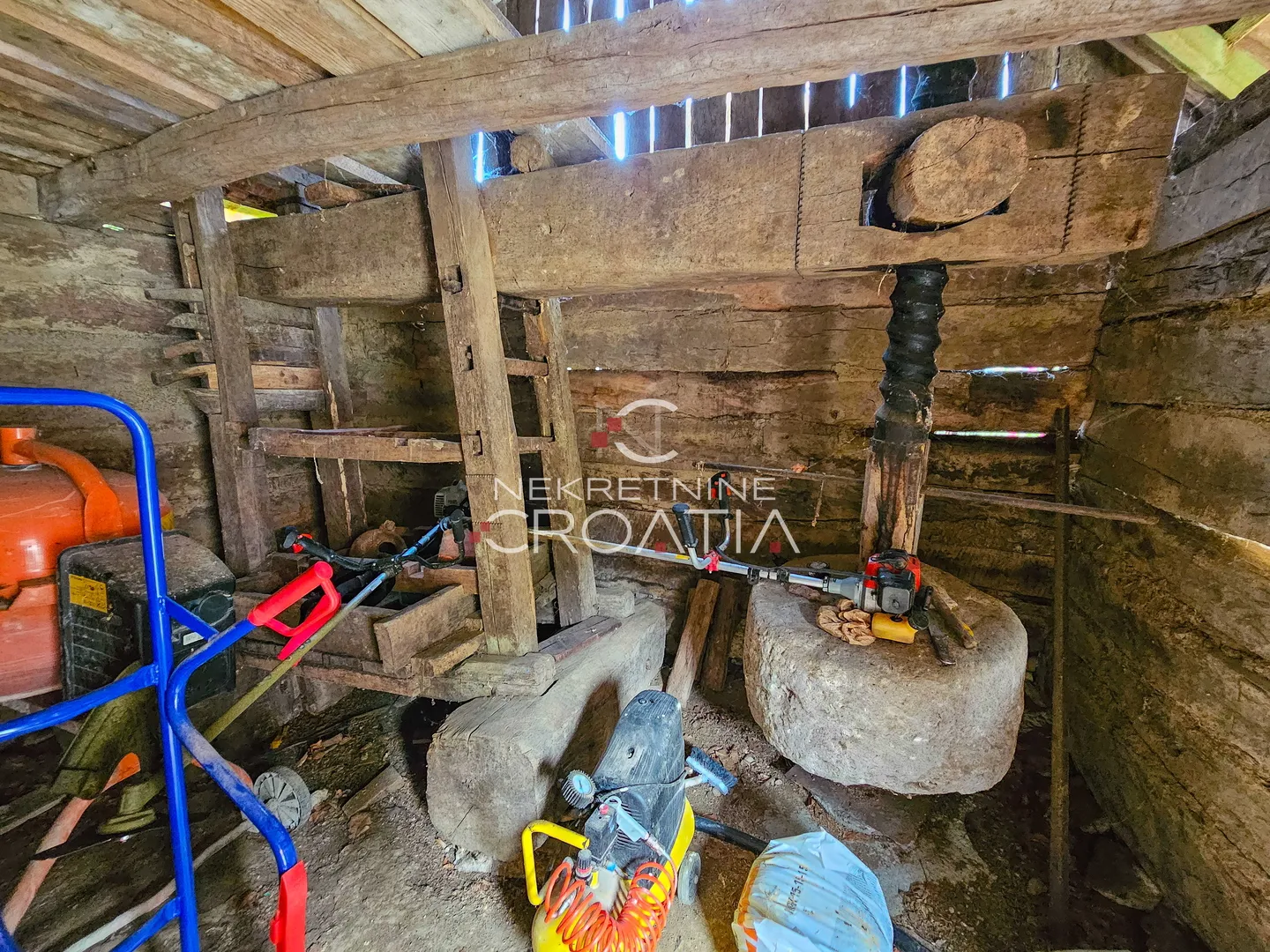 novouređena kuća i 28.398 m2 zemljišta! - slika 28