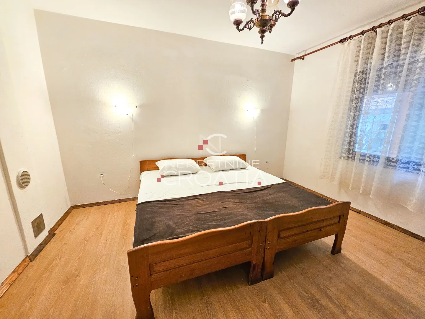 novouređena kuća i 28.398 m2 zemljišta! - slika 19