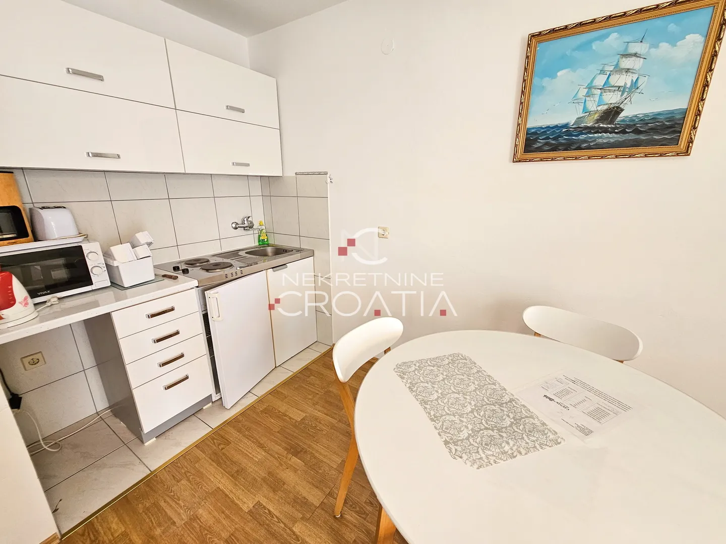 prizna: 1. red do mora, 3 apartmana! - slika 16